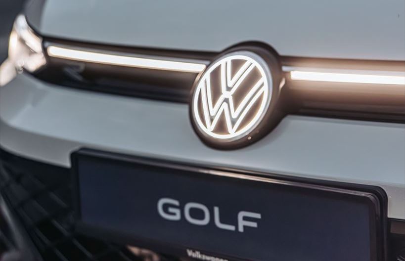 Volkswagen New Golf R-Line_ Logo photo slide - Copy