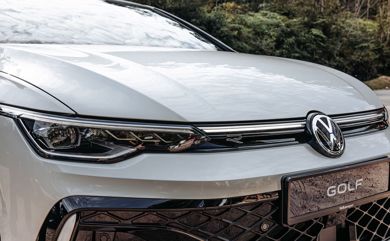 Volkswagen New Golf R-Line_Front Quarter photo slide