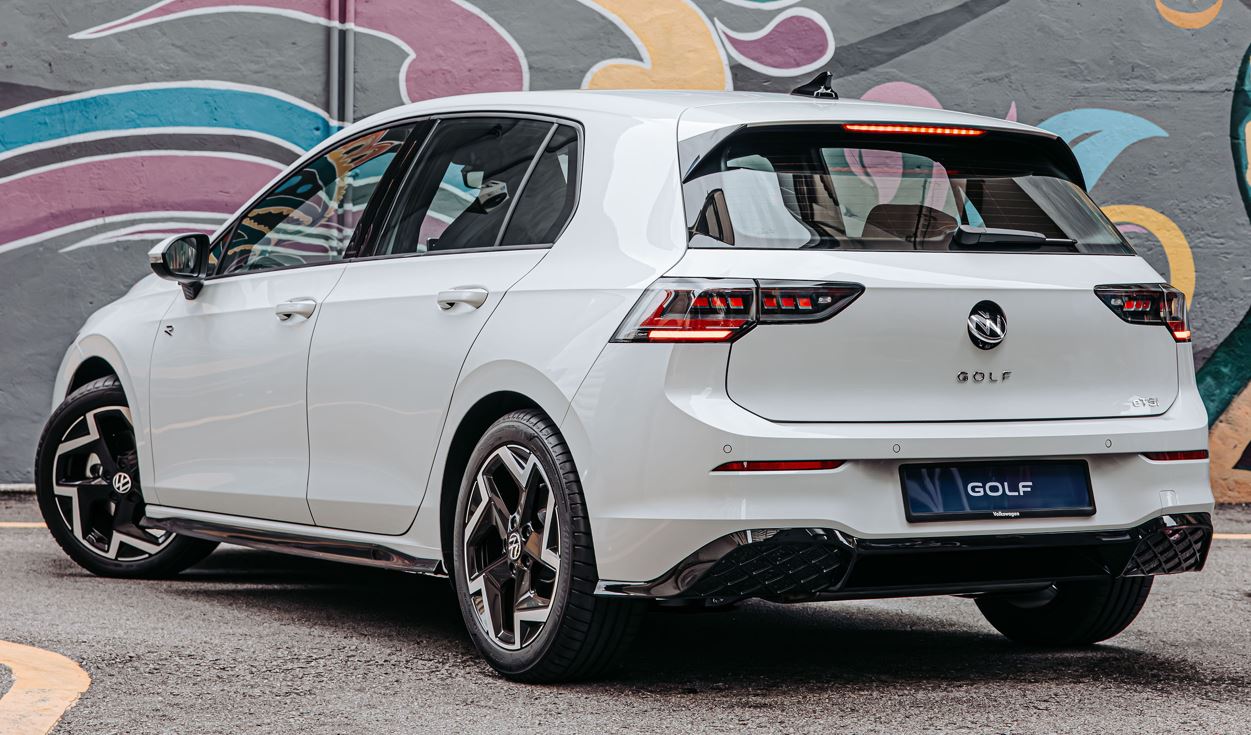 Volkswagen New Golf R-Line_Rear Quarter photo slide