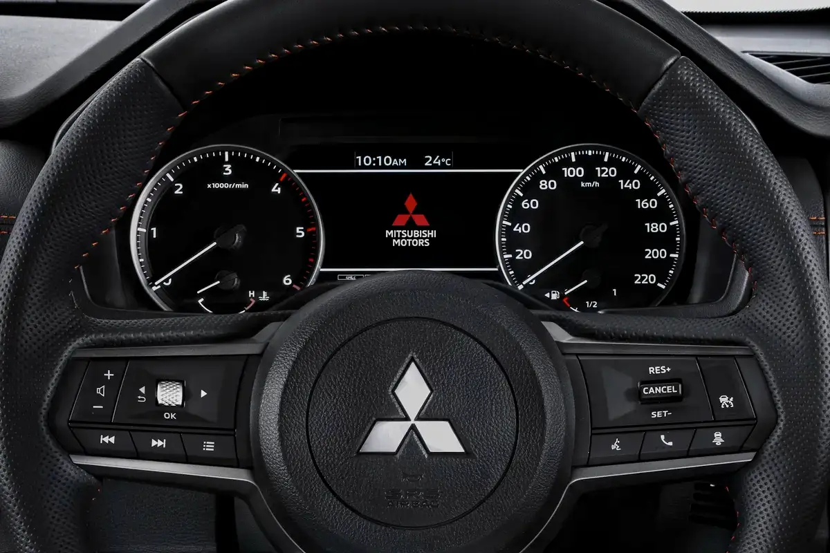 all-new-triton-4x4-interior-05